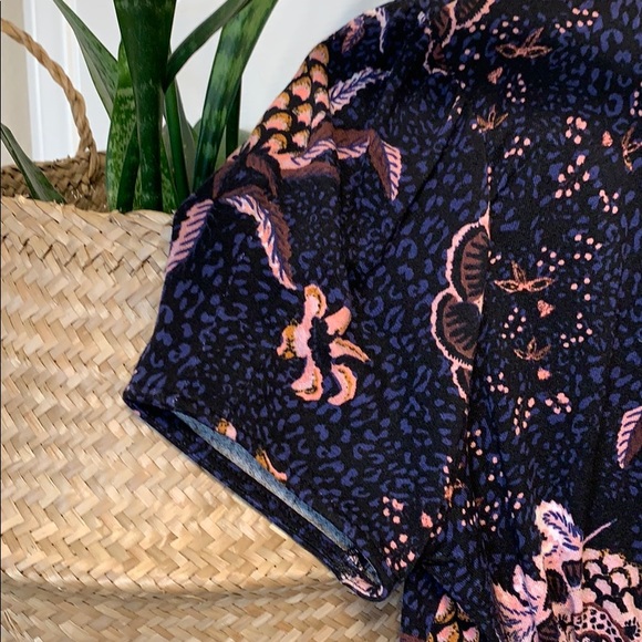 Free people blouse with key hole opening. - Picture 1 of 6